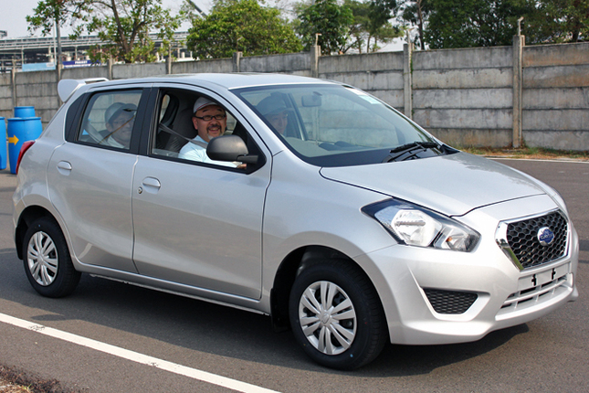 インドネシアで販売される日産のコンパクトカー「ダットサンGOパンチャ」の運転席にて、ご満悦の筆者。