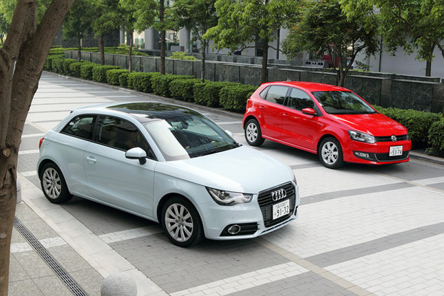 【スペック】アウディA1 1.4TFSI(写真手前):全長×全幅×全高=3970×1740×1440mm/ホイールベース=2465mm/車重=1210kg/駆動方式=FF/1.4リッター直4DOHC16バルブターボ(122ps/5000rpm、20.4kgm/1500-4000rpm)/価格=289万円(テスト車=386万円/バイキセノンパッケージ=15万円/レザーパッケージ=28万円/10スポークデザインアルミホイール&215/45R16タイヤ=12万円/クルーズコントロール+APS=15万円/エアコン吹き出し口カラードスリーブ=6万円/オープンスカイルーフ=21万円)