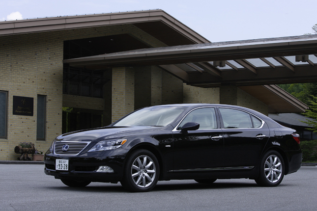【スペック】LS600hL “後席セパレート package”:全長×全幅×全高=5150×1875×1475mm/ホイールベース=3090mm/車重=2380kg/駆動方式=4WD/5リッターV8DOHC32バルブ(394ps/6400rpm、53.0kgm/4000rpm)、交流同期電動機(224ps、 30.6kgm)/価格=1510万円(テスト車=同じ)