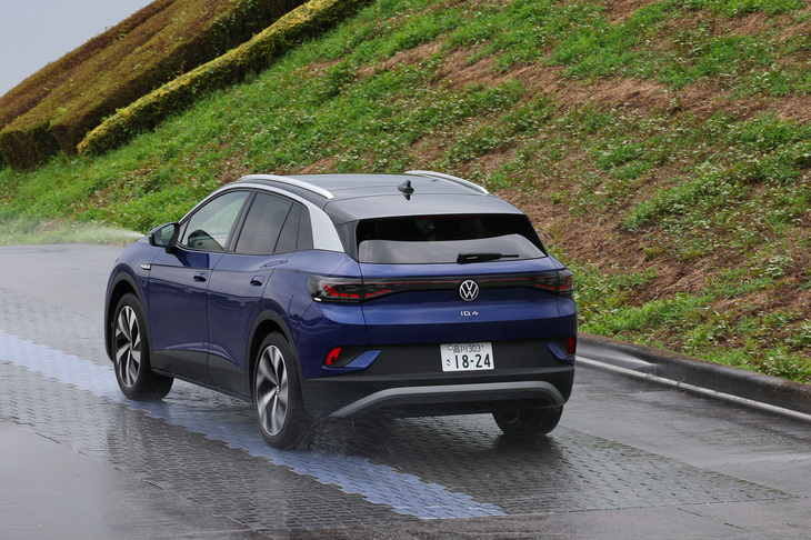 まずは水でぬらした低ミューの登坂路で、トラクション性能を試す。路面の摩擦係数は、グレーの箇所が0.3、中央のブルーの箇所が0.1、前者が凍結路面、後者が圧雪路面のそれに相当する。