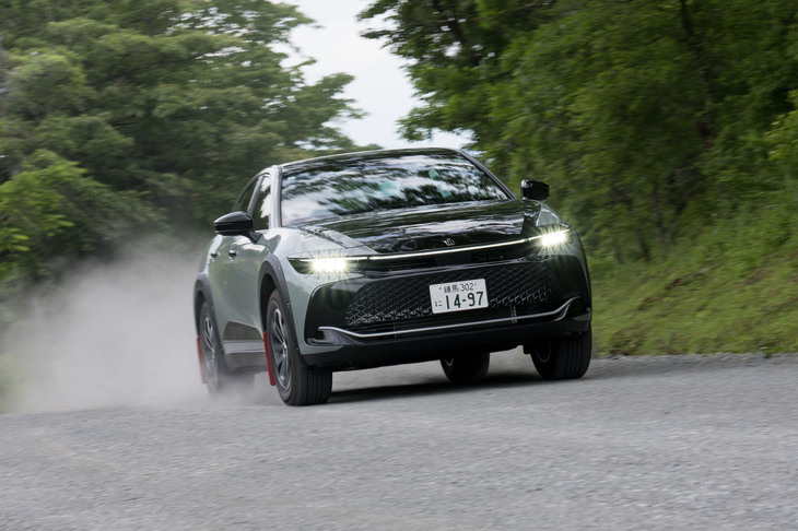 サスペンションのチューニングによって最低地上高が172mmに拡大している。