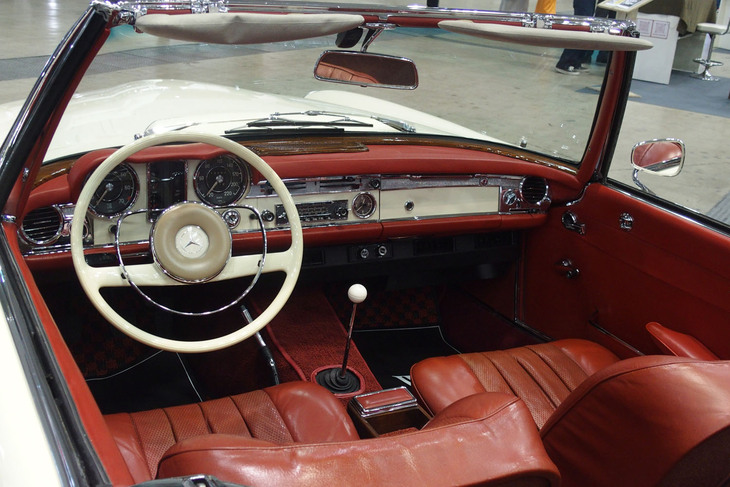 メルセデス・ベンツ230SL(1967年)