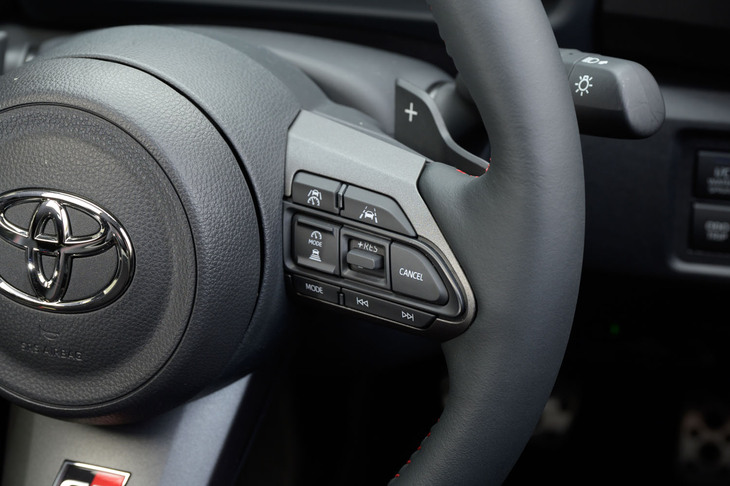 「GR-DAT」車のアダプティブクルーズコントロールは全車速追従機能付き。パーキングブレーキがレバー式のため停止保持機能は備わらない。