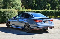 「日産スカイラインNISMO」は、車名のとおりNISMOが改良を手がけた高性能スポーツセダンで、販売台数1100台の限定モデルである。今回の試乗車は、そこにさらにNISMOのカスタマイズパーツを装着したものとなっている。