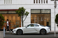 新型「アルピーヌA110」は、高さのあるエンジンをリアエンドではなくミドに積むことにより、RRだったオリジナルモデルをほうふつとさせるシルエットを実現した。