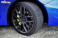 タイヤサイズは前後とも245/35R19。