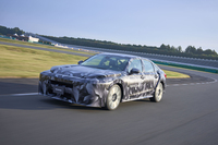 次世代の中型車用プラットフォームに次世代のハイブリッドパワートレインを搭載したテスト車をドライブ。ホンダの狙いどおりかどうかは分からないが、乗り味はソフトでコーナーでのロールは深めに感じられた。