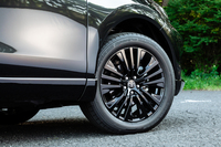 ホイールもブラックでコーディネート。この試乗車のタイヤ銘柄は新車装着では珍しい「トーヨー・プロクセス スポーツ」だった。