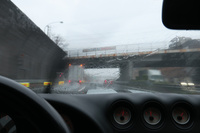 前方を行くトラックの水しぶきに注目。相模原からの帰りはご覧の通りのどしゃ降りで、おかげさまで「インヴォ」のウエット性能がよくわかった。