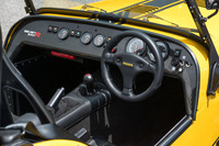 ダッシュボードはいかにも“ボード”といった一枚もののパネルで構成。内外装の仕様については、各部の色や素材、模様、装飾の有無など、細かなカスタマイズが可能となっている。