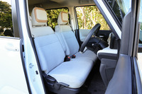 合皮とトリコットのコンビシート表皮やファブリック調のダッシュボードがセットとなる「プレミアムインテリア」は、4万4000円のオプション。四角をモチーフとしたシート表皮は、生地の使用部分が一台一台異なるため、同じシート表皮の車両は存在しないという。