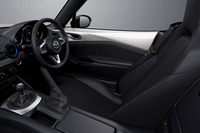 ピアノブラックがベースとなるエアコンルーバーに、ブルーのリングがあしらわれた「990S」。