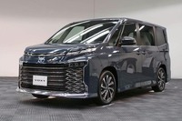 2022年1月13日に発売された、新型「トヨタ・ヴォクシー」。フロントフェイスの大部分を占める巨大なグリルに、つい目がいってしまう。