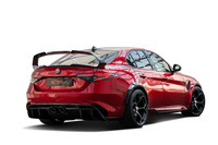 ポリカーボネート製ブラックリアウィンドウ、大型カーボンリアスポイラーなどが採用される「ジュリアGTAm」。ベースモデル比で車両重量を100kg削減したという。