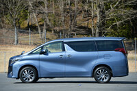 3代目「アルファード」のサイドビュー。フロントサイドウィンドウやBピラーなど、グリーンハウスまわりに先代の面影はあるが、ドアパネルの表情は大きく異なっている。(写真:田村 弥)