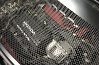 リアミドに横置きされる自然吸気の3.2リッターV6エンジンは、最高出力280PS/7300rpm、 最大トルク304N・m/5300rpmを発生。