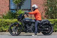 649mmという低いシート高はクルーザーモデルならでは。車体もスリムで、“足下ろし”の際に邪魔になるものもなく、小柄な筆者でもぺったりカカトまで地面に足がつく。