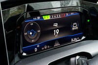 デジタルメーターの表示は多彩で、エンジンのアウトプットや、作動温度、ブースト圧、Gセンサー、トルクスプリットなどの確認が可能。ドライブモードで「スポーツ」「レース」を選択すると、「ゴルフR」専用グラフィックに表示が切り替わる。