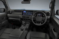 「ランクル“FJ”」のインテリア。移動の楽しさを体験できる室内を目指したという一方で、さまざまなシチュエーションで瞬時に認知・操舵が行えるデザインが追求されている。