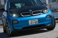 テスト車のボディーカラーには、2016年9月のマイナーチェンジで追加された、新色の「プロトニック・ブルー」が採用されていた。