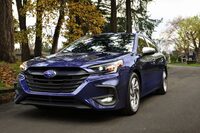 余談だが、スバルは2025年モデルを最後に「レガシィ(セダン)」の生産を終了するとしている。人気モデルゆえに「アウトバック」も消滅するとは考えにくいが……。現行型も、2019年のデビューから今年で6年。アウトバックの明日はどっちだ?