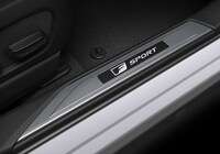 「レクサスUX」の改良モデル発売 “すっきりと奥深い走り”をさらに追求の画像