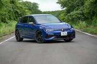 2023年7月19日に発売された「フォルクスワーゲン・ゴルフR 20 Years」。日本では「ゴルフR32」の“国内導入”20周年を記念した特別仕様車という扱いとなる。