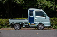 大型のキャビンが目を引く「スーパーキャリイ」のサイドビュー。寸法の都合から、軽トラックはいささか“頭でっかち”なスタイリングになるのがお約束だが、このクルマは特にその傾向が強い。