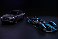ジャガーは2016-2017年のシーズン3から、電動車レースの最高峰として知られるフォーミュラEに参戦している。「F-PACE」(写真左)や「E-PACE」のPHEVには、フォーミュラEマシン「I-TYPE 5」(同右)の開発やレースへの参戦で培われた知見が生かされている。
