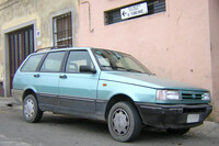 インノチェンティにおける末期モデルの一台「エルバ」。ブラジル製「フィアット・ウーノ ワゴン」のバッジを換えたものだった。2004年、エルバ島で。