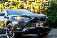 “ナイトシェード”だけにヘッドランプやアッパーグリルはダーク調でコーディネート。カタログモデルではマットブラックのバンパー下部は、つやのあるブラックで仕立てられる。