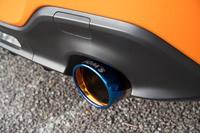 マフラーにはセンターパイプにチャンバー構造を採用した「TOM'Sバレル」を採用。よどみのない吹け上がりと全域にわたってトルクフルな特性を追求している。