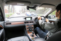 新しいマイカーを運転する折戸青年。