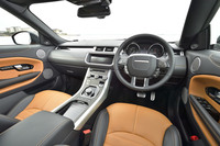 水平基調のインストゥルメントパネルやセンターコンソールが特徴的なインテリア。これらのデザインは、クローズドボディーの「レンジローバー イヴォーク」と変わらない。