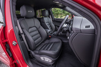 8way電動調節機能付きの「GTSスポーツシート」を前席に標準装備。ヘッドレストには「GTS」のロゴが刺しゅうされている。