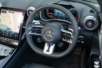 ナッパレザー巻きのAMGパフォーマンスステアリングホイールを標準装備。ホーンスイッチ斜め下のスイッチでドライブモードが変えられる。