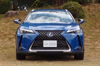 フロントまわりは、ブロックメッシュパターンのスピンドルグリルとL字型のヘッドランプが特徴となっている。