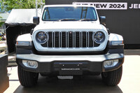 新デザインのフロントマスク。グリルサラウンドは「アンリミテッド サハラ」のみシルバーとなる。