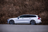 先代モデルはスポーツワゴンというフォルムだったが、2代目となる現行モデルでは実用的なステーションワゴンへと軌道修正がなされた。「T8 Twin Engine AWDインスクリプション」には、ダイヤモンドカット/ブラックの「19インチ5オープンスポーク」ホイール(写真)が標準装備されている。