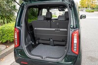 デッキボードは跳ね上げて後席背もたれと一体にできる。フックで固定できるので走行してもばたつかない。