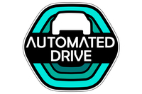 自動運転車の車体後部へ貼ることが要請されているステッカー。自動運転技術の開発の進行に伴い、国土交通省は法改正をはじめとした環境整備を推進。これまで1~5のレベルで呼ばれていた自動運転車の区分についても、レベル3のものを「条件付自動運転車(限定領域)」、レベル4のものを「自動運転車(限定領域)」、レベル5のものを「完全自動運転車」とする、呼称の改定を発表した(2020年12月11日)。