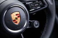 走行モードのセレクターはダイヤル式。ステアリングホイールに手を添えたまま操作できるよう、センターパッド右下にレイアウトされている。