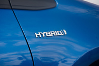 今回の大幅改良では、日本仕様の「ヴィッツ」として初めてハイブリッドモデルが設定された。