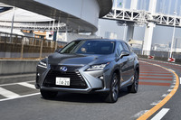 車重は2240kg。ロングボディー化および3列目シートの搭載により、同等グレードの2列シート仕様より100kgほど重くなっている。