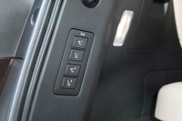 ラゲッジスペースの壁面には2列目シートのリクライニングとスライド調整ができるスイッチが備わっている。