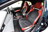 一部のスポーティーグレードには、写真のようなレザー×スエード調表皮のコンビシートが与えられる。