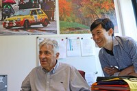 待ち時間は、販売店経営者一族のジェントルマンドライバー、ルイージ・カザーリ氏とクルマ談義をして過ごすことにした。