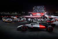 アウディの歴史的なレーシングマシンのなかに置かれた「アウディR26コンセプト」(写真手前)。そのビジュアルアイデンティティーは、アウディのデザイン哲学と、4つのデザイン原則である明快さ・技術・知性・エモーションに基づいていると紹介される。