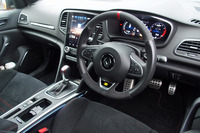 センターにレッドのマークが入ったナパレザーとアルカンターラのコンビネーションステアリングホイール。「手に触れる左右部分にパーフォレーテッドレザーが使われているのはとてもうれしいです」とはwebCG大和のコメント。