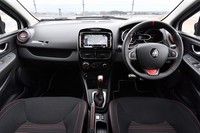 インテリアカラーはスパルタンなブラック。各所にレッドのステッチやワンポイントが入り、“レーシー”な雰囲気を盛り上げている。